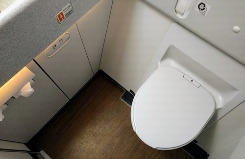 EVA_business-class-lavatory.jpg