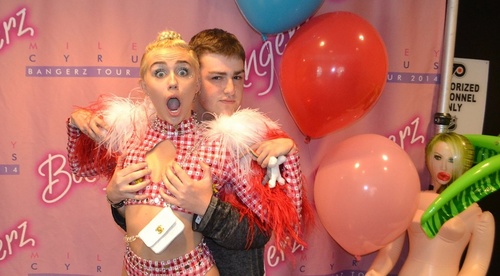 Miley Cyrus_tits.jpg